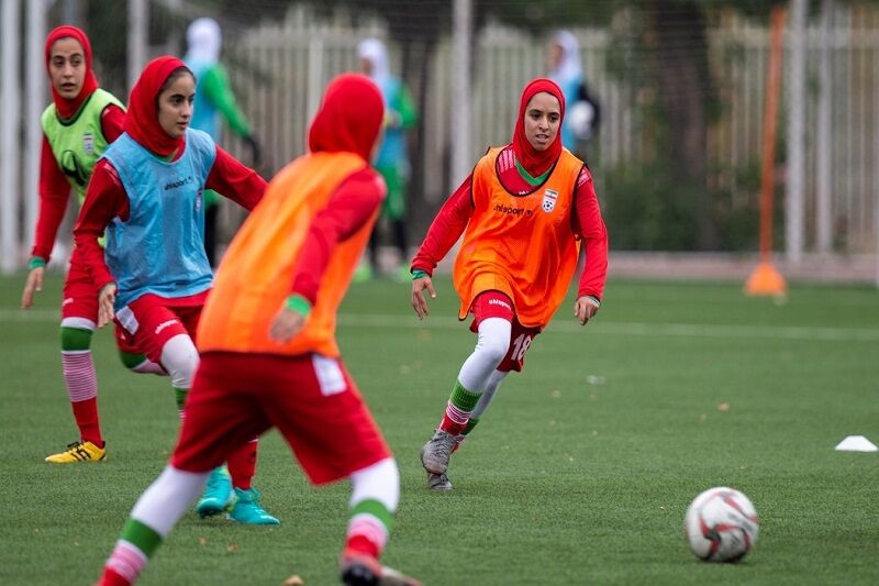 نداشتن زمین چمن مهمترین مشکل تیم‌های فوتبال بانوان کرمانشاه است