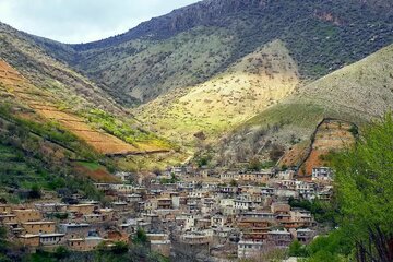 این روزها فصل سفر به این روستاست؛ صخره «بسم الله» کجاست؟