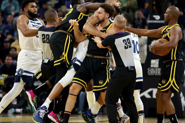 درگیری‌های شدید در NBA/ ستاره وریرز «گوبر» را خفه کرد!