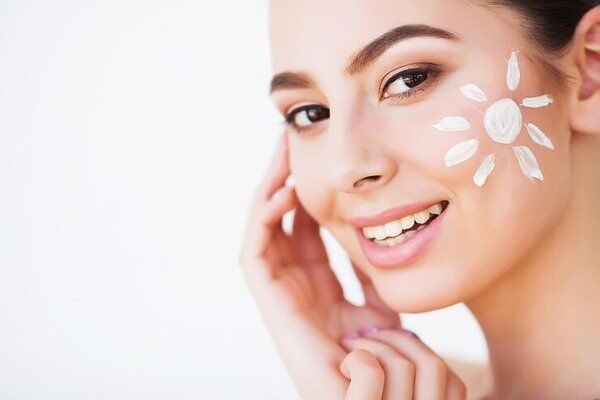 ویژگی‌های یک کرم مرطوب کننده و آبرسان خوب چیست؟