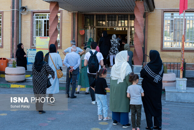 حضور پرشور کرمانشاهیان در شعب اخذ رای ادامه دارد